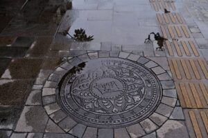 Tapa de registro de una arqueta en la acera