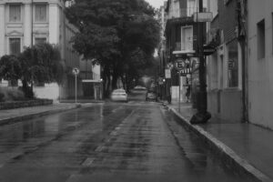 Calle mojada por la lluvia que depende del drenaje urbano