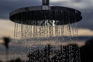 Ducha en funcionamiento generando aerosoles de agua, foco habitual de legionella