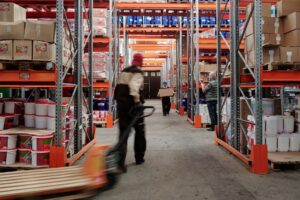 Almacén con estanterías de mercancía donde se aplica un plan de control de plagas