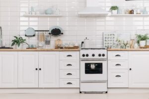 Cocina limpia y ordenada para prevenir plagas en casa