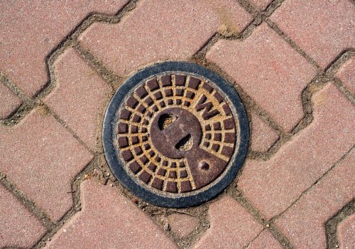 Tapa circular de una arqueta de registro en un pavimento