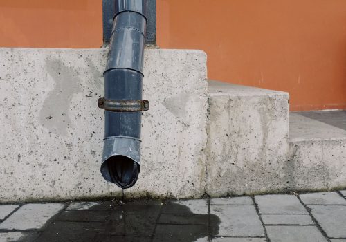 Bajante pluvial que vierte el agua de la cubierta al suelo