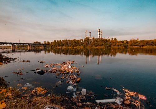 Río contaminado por un saneamiento deficiente