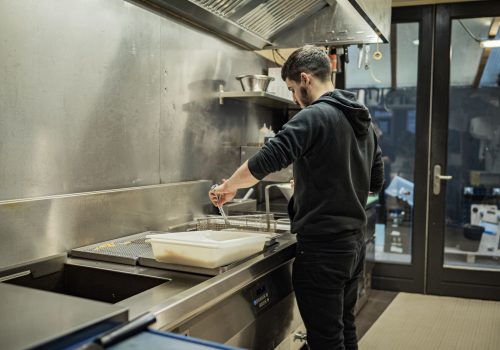 Cocina profesional de acero inoxidable sujeta a un plan de control de plagas