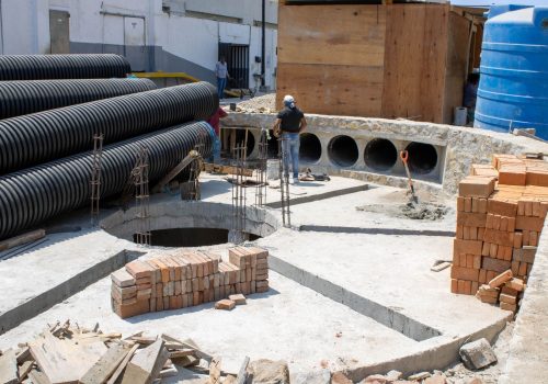 Obra de saneamiento con arqueta y tuberías en ejecución