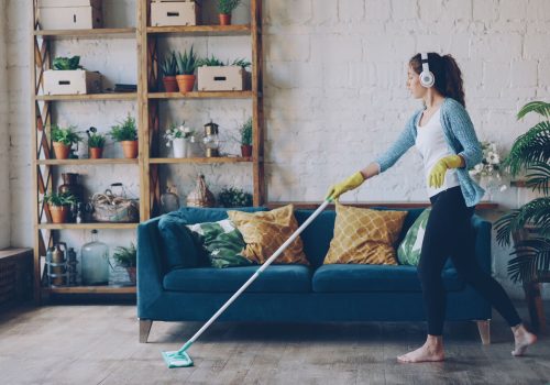 Limpieza a fondo del salón para evitar plagas en casa
