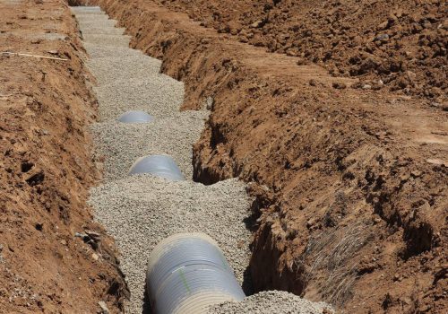 Tubería de saneamiento instalada en una zanja durante una rehabilitación de la red