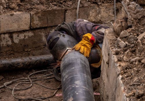 Reparación de una tubería de la red de saneamiento dentro de una zanja