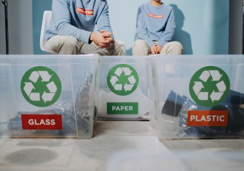 Contenedores para separar residuos de vidrio, papel y plástico
